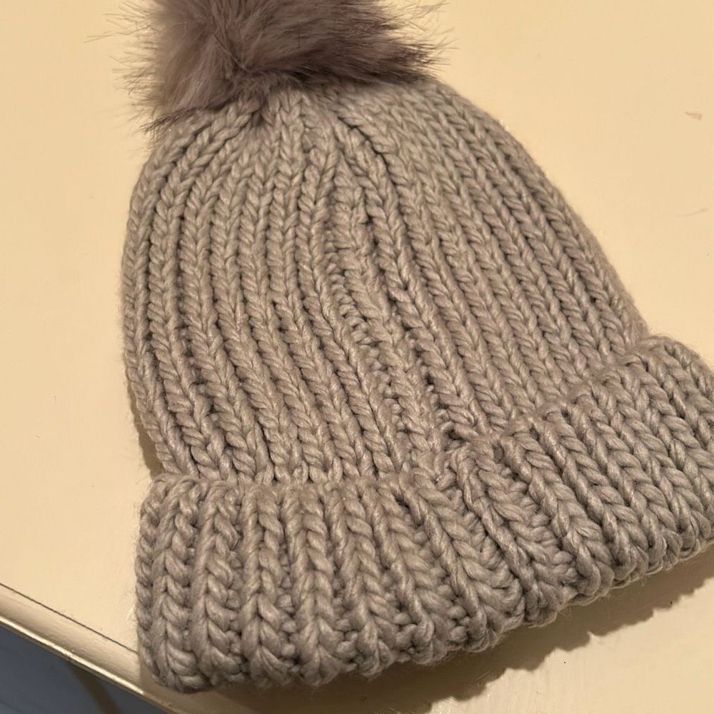 Hat Attack Womens Bryce Beanie Boggin Hat Light Gray Removeable Pom Pom NWT